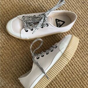 Gianni Bini Women’s Canvas Keep the Pace Sustainable Fabric Sneakers size 6